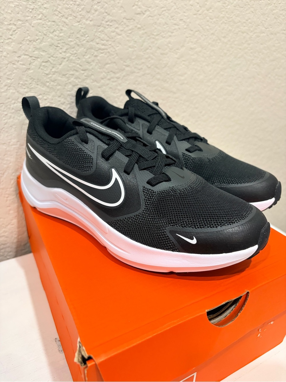 6 Youth/7.5 W Nike Black & White Cosmic Runner Sneakers NEW